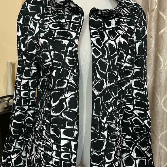 St. John Black and White Abstract Blouse - Picture 10 of 14